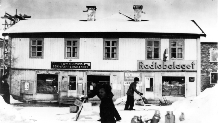 f.d. Tingshuset nu Bok-pappershandel och Radiobolaget Arvidsjaur 1946